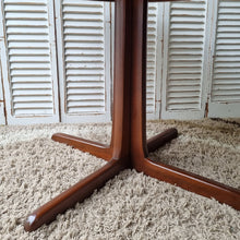 Load image into Gallery viewer, VINTAGE ROUND PARKER FURNITURE DINING TABLE