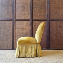 Load image into Gallery viewer, VINTAGE MID CENTURY VELOUR BOUDOIR BEDROOM CHAIR