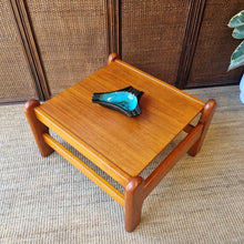 Load image into Gallery viewer, VINTAGE COFFEE/LAMP/SIDE TABLE