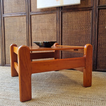 Load image into Gallery viewer, VINTAGE COFFEE/LAMP/SIDE TABLE