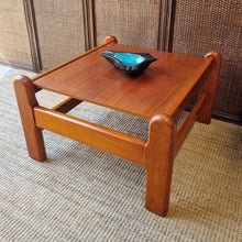 Load image into Gallery viewer, VINTAGE COFFEE/LAMP/SIDE TABLE