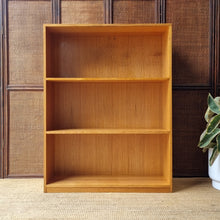 Load image into Gallery viewer, VINTAGE SOLID HARDWOOD BOOKCASE