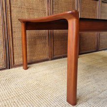 Load image into Gallery viewer, VINTAGE TESSA CT136 SIDE/LAMP TABLE