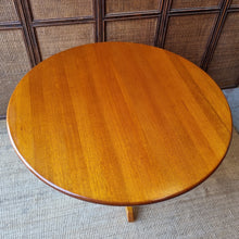 Load image into Gallery viewer, SOLID HARDWOOD ROUND DINING TABLE