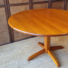 Load image into Gallery viewer, SOLID HARDWOOD ROUND DINING TABLE