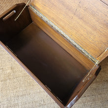 Load image into Gallery viewer, VINTAGE SOLID HARDWOOD PIANO STOOL/OTTOMAN