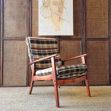 Load image into Gallery viewer, VINTAGE MID CENTURY ARMCHAIR