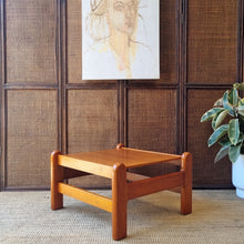 Load image into Gallery viewer, VINTAGE COFFEE/LAMP/SIDE TABLE
