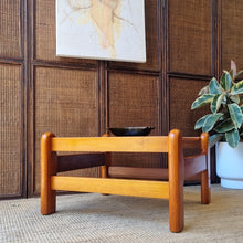 Load image into Gallery viewer, VINTAGE COFFEE/LAMP/SIDE TABLE
