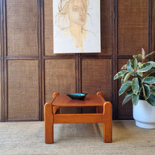 Load image into Gallery viewer, VINTAGE COFFEE/LAMP/SIDE TABLE
