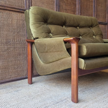 Load image into Gallery viewer, VINTAGE TESSA T1 GREEN VELOUR SOFA
