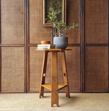 Load image into Gallery viewer, VINTAGE ARTS &amp; CRAFTS SOLID OAK SIDE TABLE
