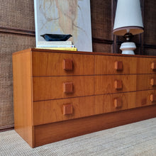 Load image into Gallery viewer, VINTAGE MID CENTURY TEAK DRESSER / SIDEBOARD / TV UNIT
